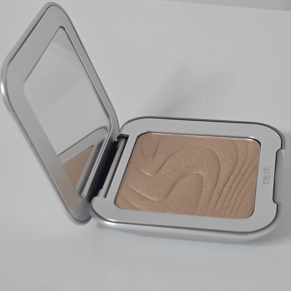 NIB r.e.m. Beauty Interstellar Highlighter Topper In Shade Miss Mercury